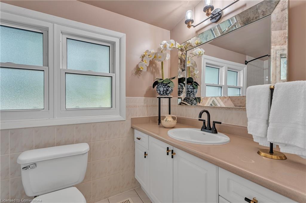 316 Fennell Avenue W, Hamilton, ON - Indoor Photo Showing Bathroom