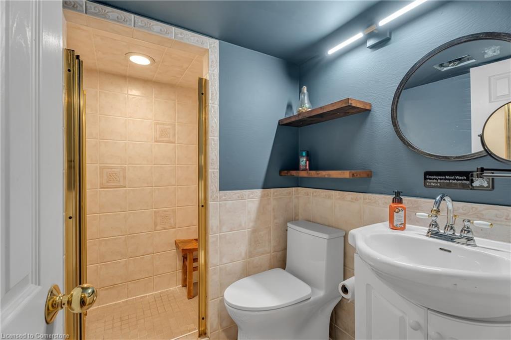 316 Fennell Avenue W, Hamilton, ON - Indoor Photo Showing Bathroom