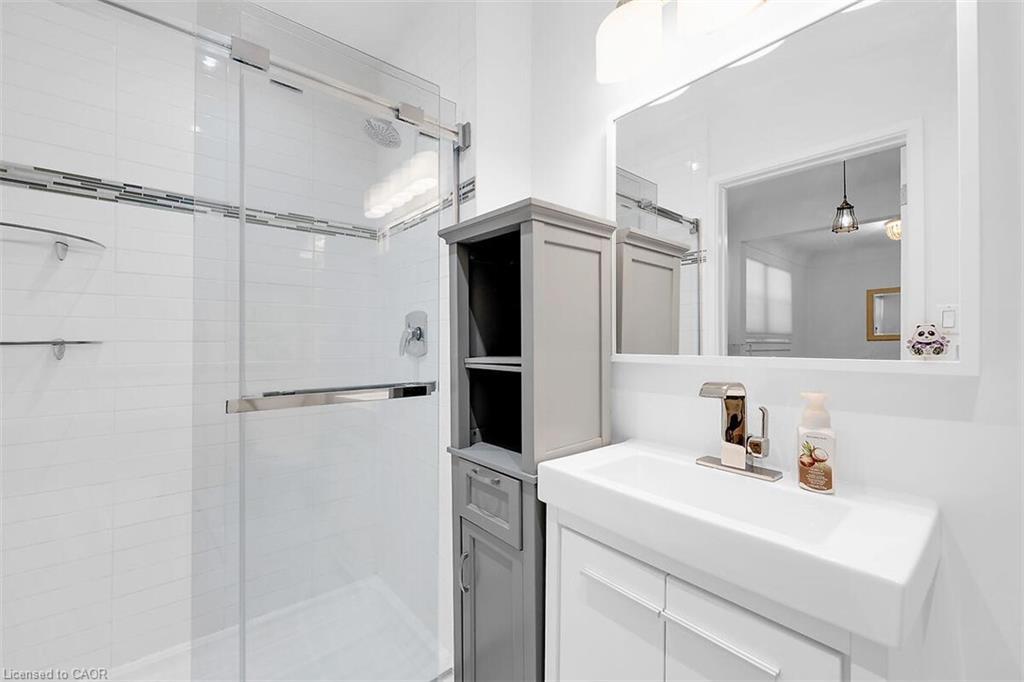 28 Marion Crescent, Dundas, ON - Indoor Photo Showing Bathroom