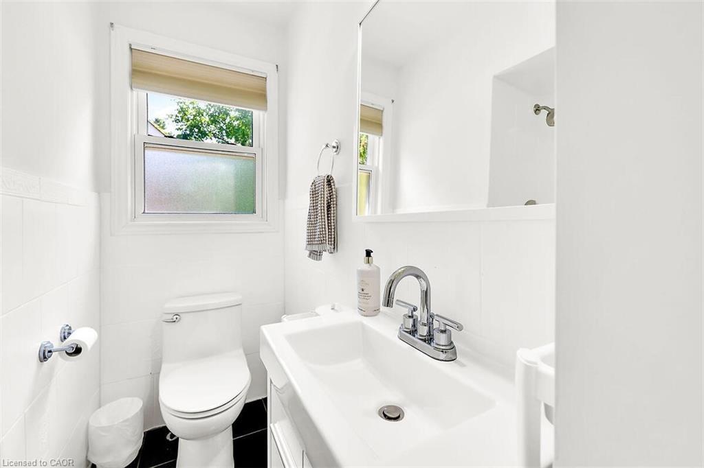 28 Marion Crescent, Dundas, ON - Indoor Photo Showing Bathroom