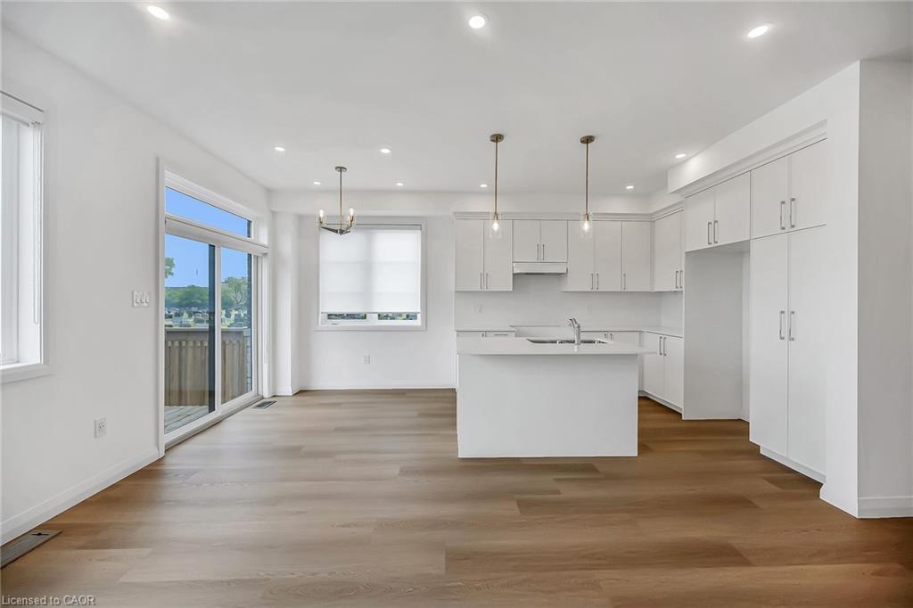 385 Limeridge Road E, Hamilton, ON - Indoor Photo Showing Kitchen With Upgraded Kitchen