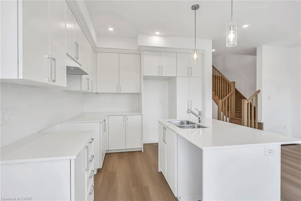385 Limeridge Road E, Hamilton, ON - Indoor Photo Showing Kitchen With Double Sink With Upgraded Kitchen