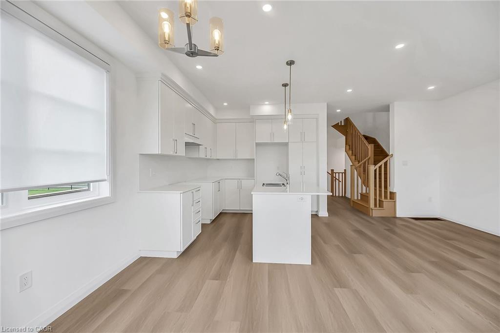 385 Limeridge Road E, Hamilton, ON - Indoor Photo Showing Kitchen