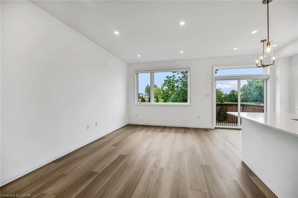 385 Limeridge Road E, Hamilton, ON - Indoor Photo Showing Living Room
