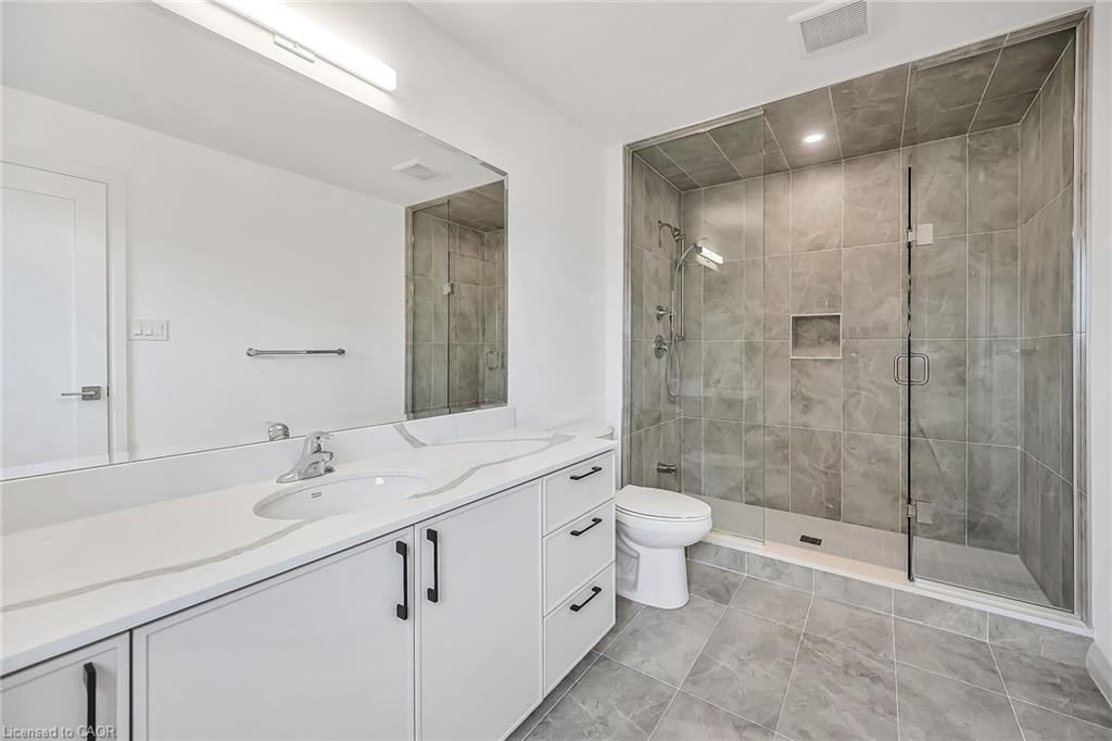 385 Limeridge Road E, Hamilton, ON - Indoor Photo Showing Bathroom
