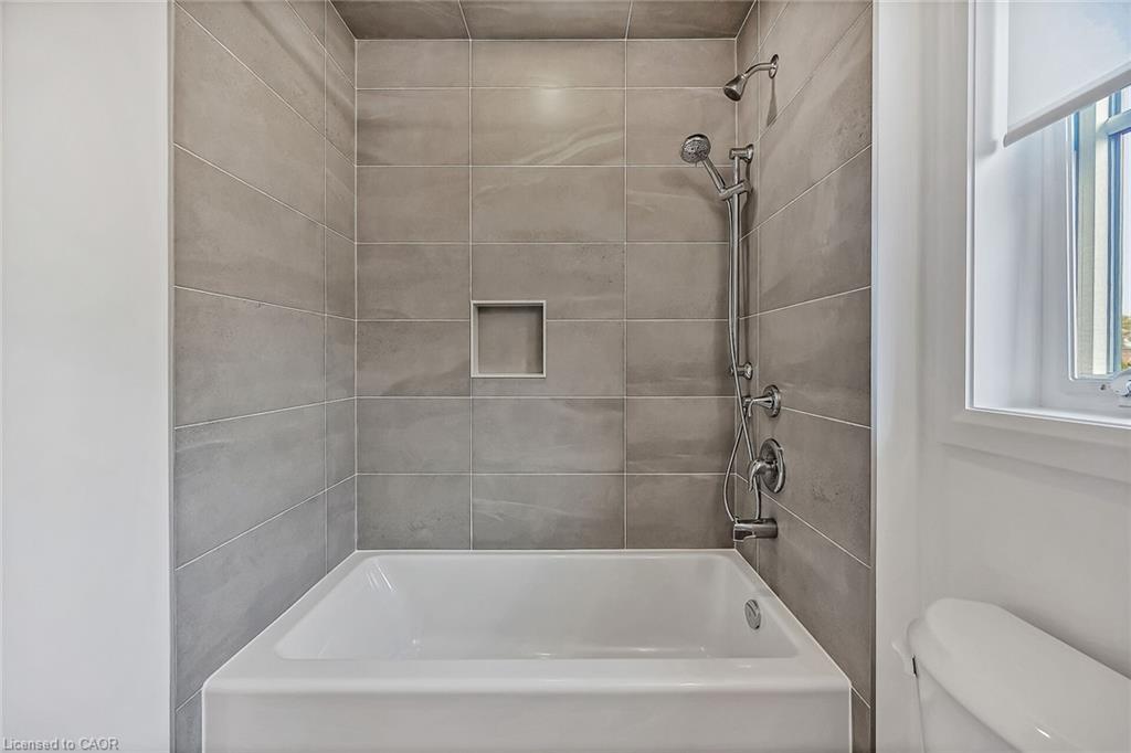 385 Limeridge Road E, Hamilton, ON - Indoor Photo Showing Bathroom