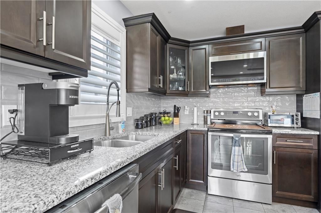 122 Bridge Crescent, Palmerston, ON - Indoor Photo Showing Kitchen With Double Sink With Upgraded Kitchen