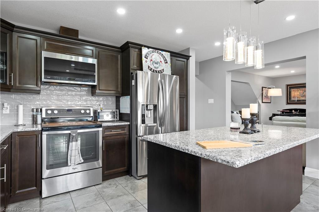 122 Bridge Crescent, Palmerston, ON - Indoor Photo Showing Kitchen With Upgraded Kitchen