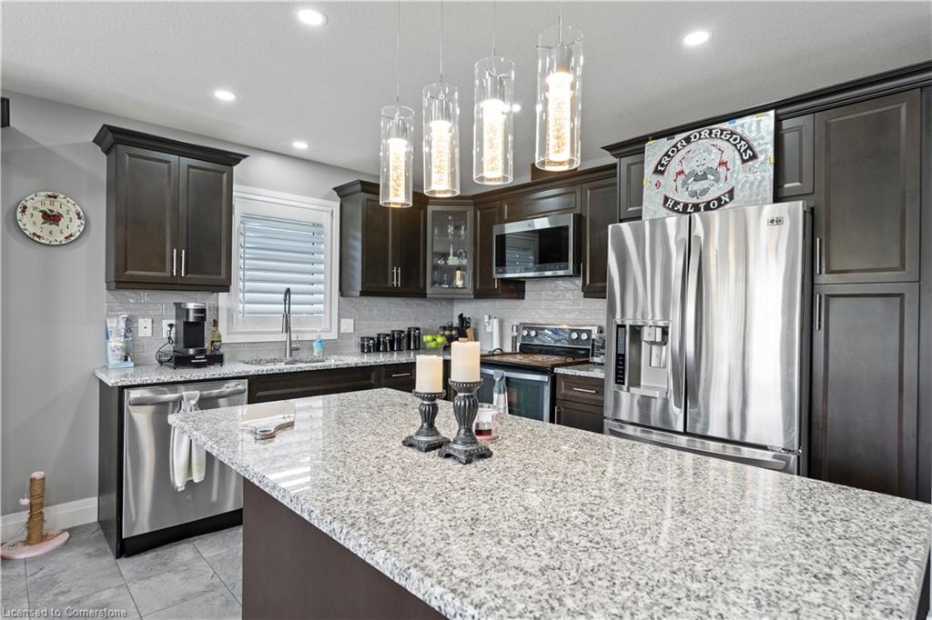 122 Bridge Crescent, Palmerston, ON - Indoor Photo Showing Kitchen With Upgraded Kitchen