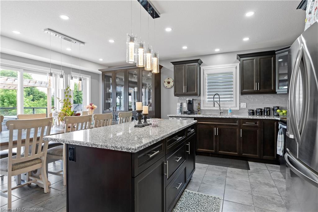 122 Bridge Crescent, Palmerston, ON - Indoor Photo Showing Kitchen With Upgraded Kitchen