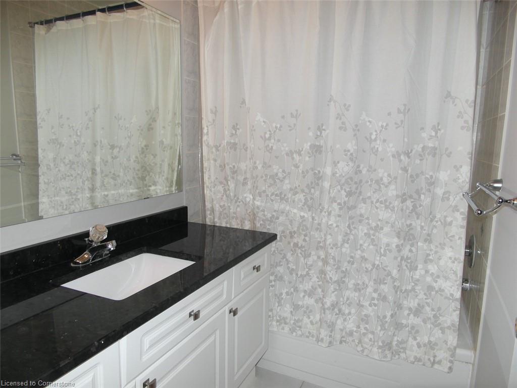 2289 Dunforest Crescent, Oakville, ON - Indoor Photo Showing Bathroom