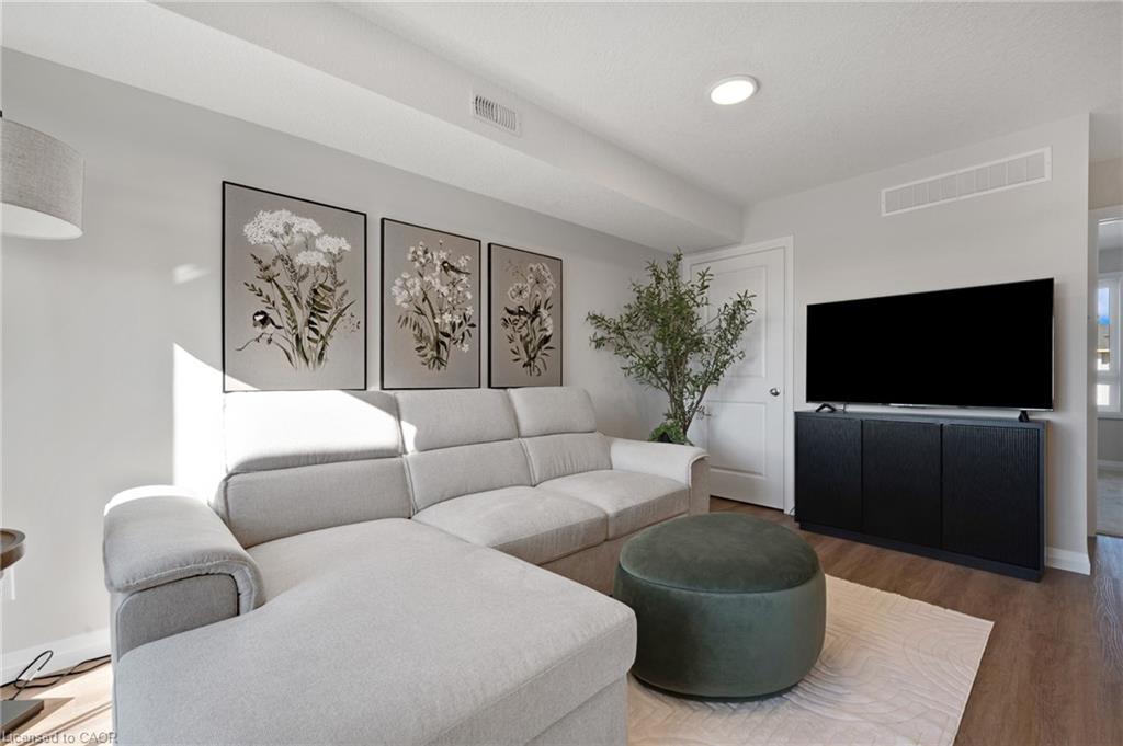 E5-410 Northfield Drive W, Waterloo, ON - Indoor Photo Showing Living Room