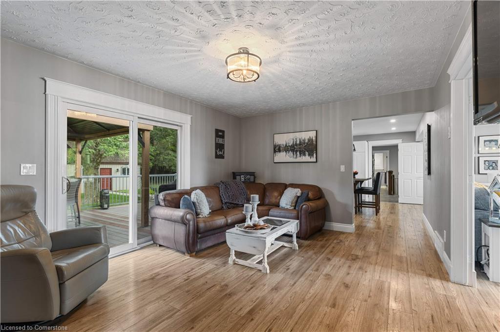 404996 Beaconsfield Road, Burgessville, ON - Indoor Photo Showing Living Room