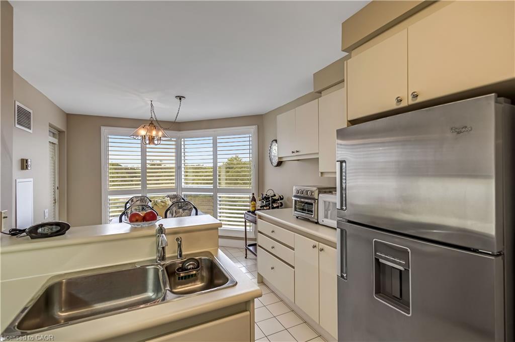 704-1800 The Collegeway, Mississauga, ON - Indoor Photo Showing Kitchen