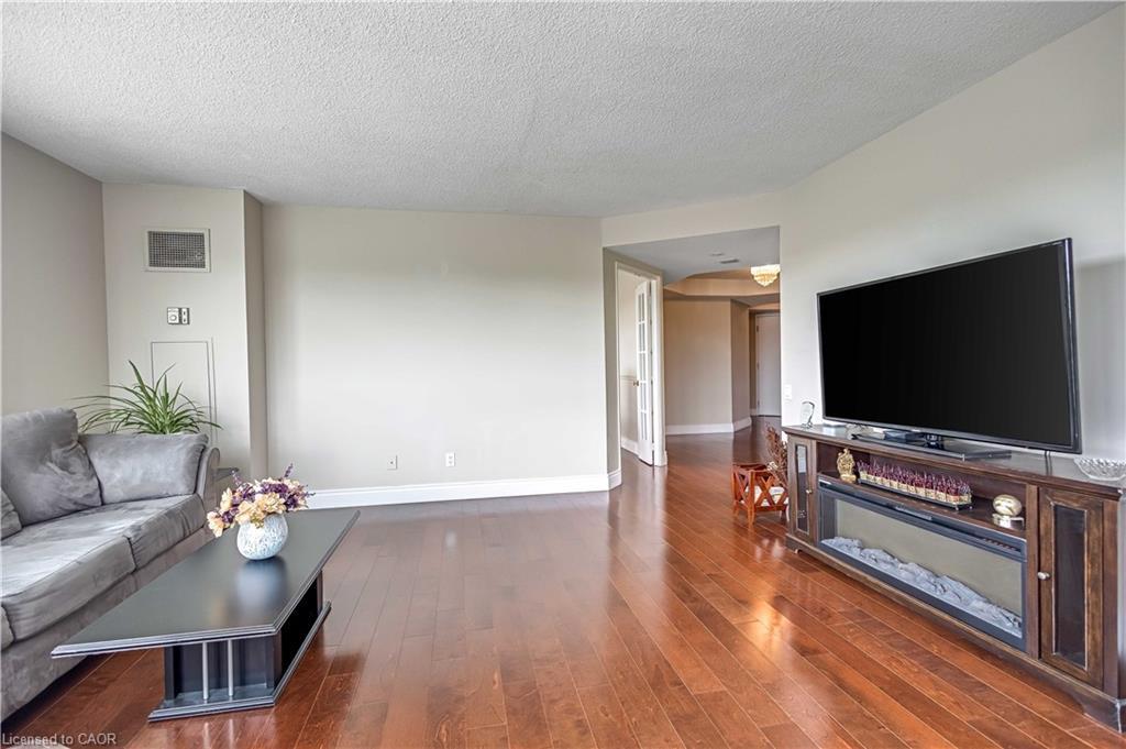 704-1800 The Collegeway, Mississauga, ON - Indoor Photo Showing Living Room