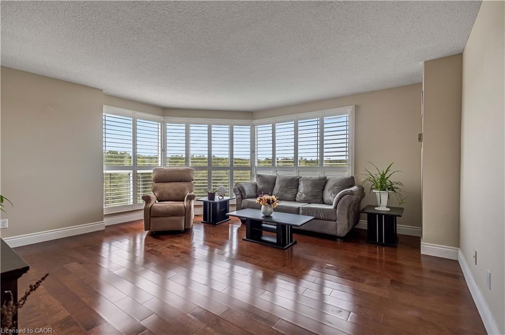 704-1800 The Collegeway, Mississauga, ON - Indoor Photo Showing Living Room
