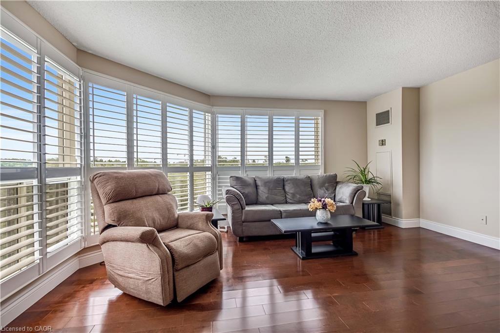 704-1800 The Collegeway, Mississauga, ON - Indoor Photo Showing Living Room