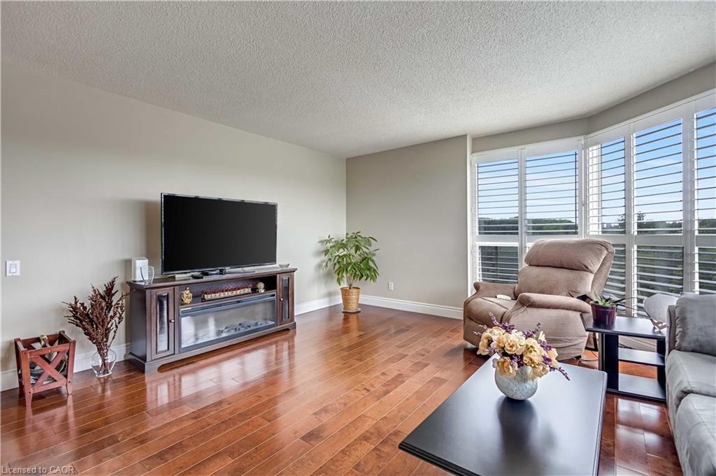 704-1800 The Collegeway, Mississauga, ON - Indoor Photo Showing Living Room
