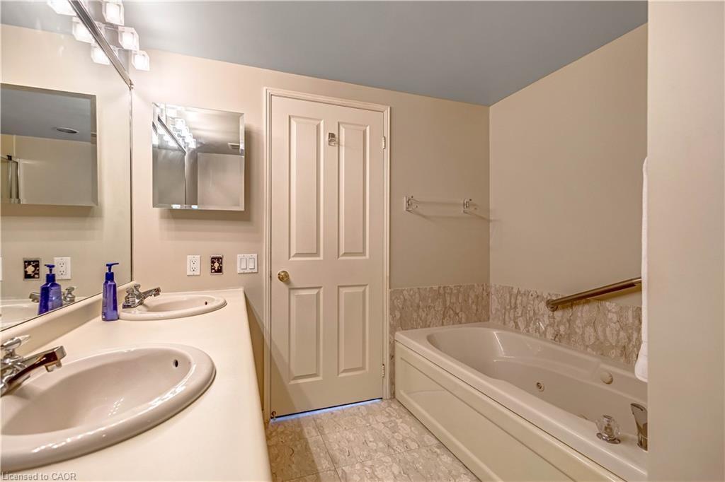 704-1800 The Collegeway, Mississauga, ON - Indoor Photo Showing Bathroom