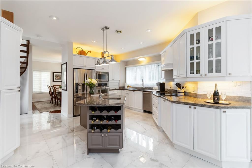 1401 Tamworth Court, Burlington, ON - Indoor Photo Showing Kitchen With Upgraded Kitchen