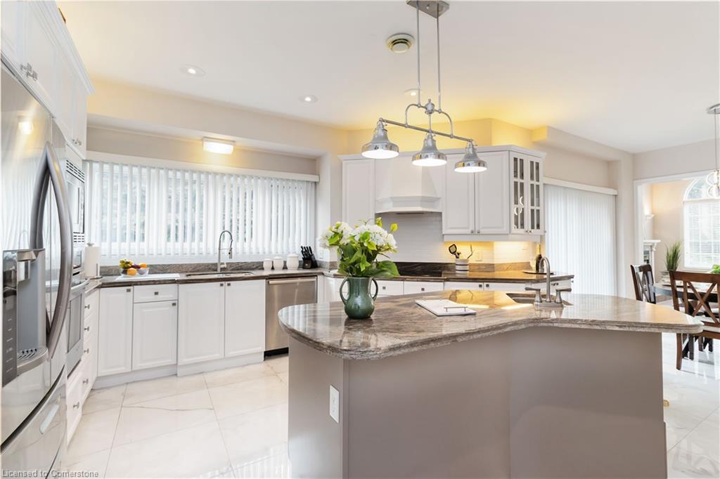 1401 Tamworth Court, Burlington, ON - Indoor Photo Showing Kitchen With Upgraded Kitchen