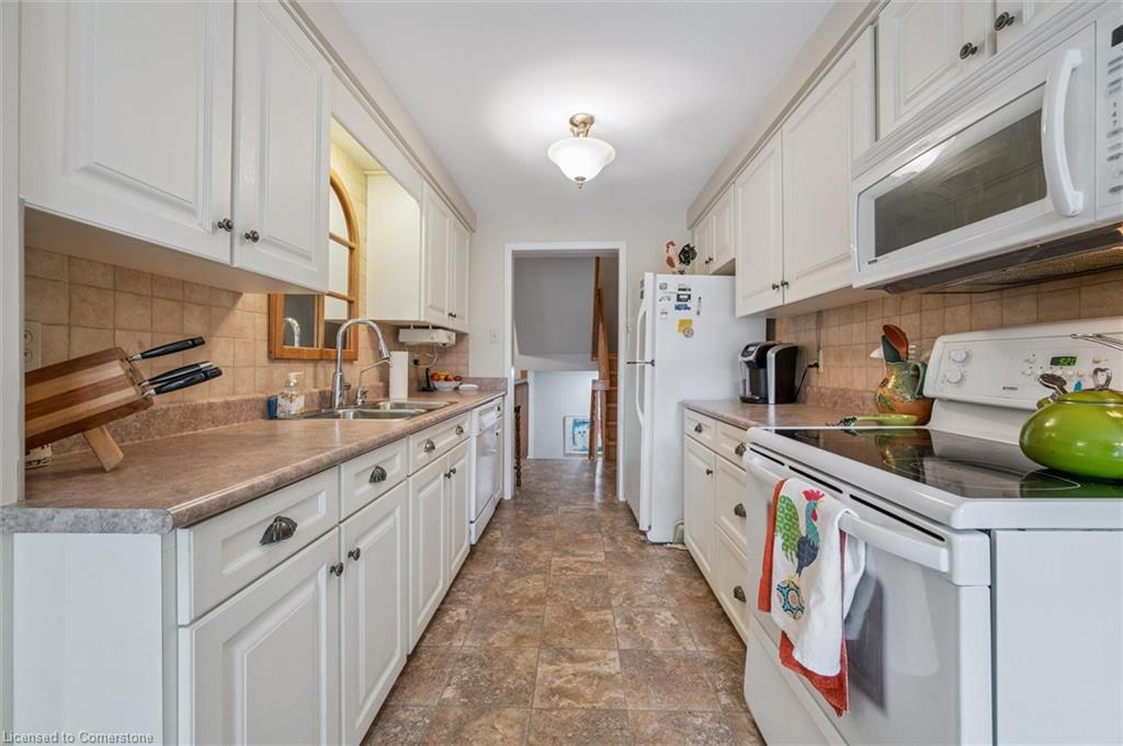 4-488 Beechwood Drive, Waterloo, ON - Indoor Photo Showing Kitchen With Double Sink