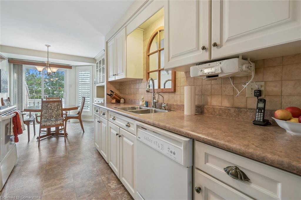 4-488 Beechwood Drive, Waterloo, ON - Indoor Photo Showing Kitchen With Double Sink