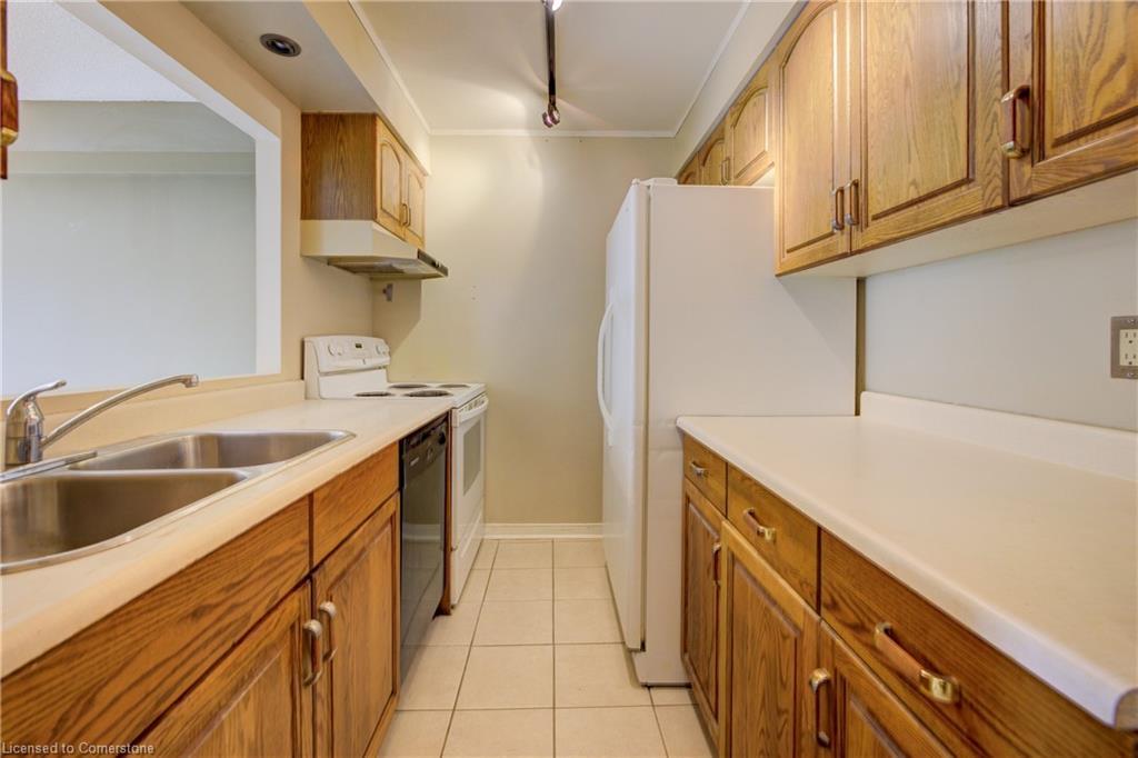 204-10 Ellen Street E, Kitchener, ON - Indoor Photo Showing Kitchen With Double Sink