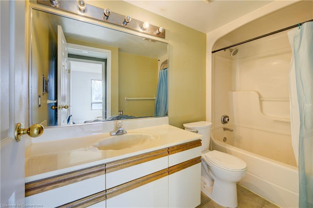 204-10 Ellen Street E, Kitchener, ON - Indoor Photo Showing Bathroom