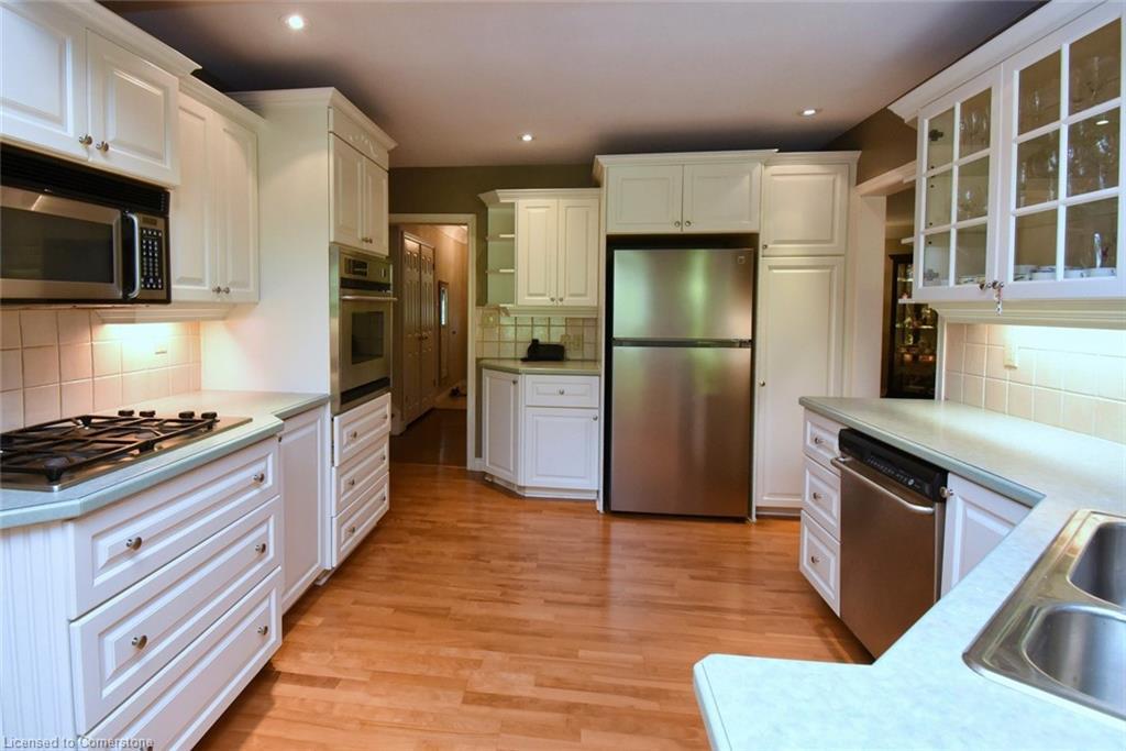 4131 Lorraine Crescent, Burlington, ON - Indoor Photo Showing Kitchen With Upgraded Kitchen