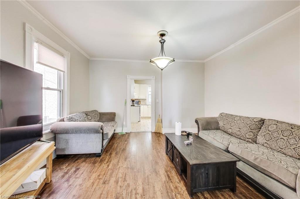 8 Madison Avenue, Hamilton, ON - Indoor Photo Showing Living Room