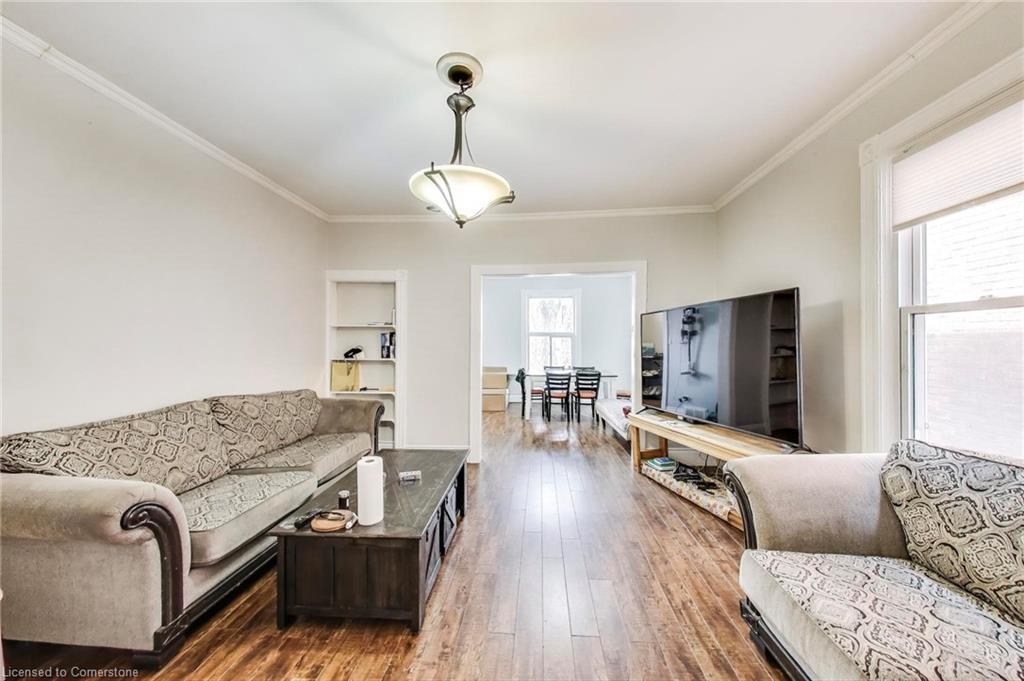 8 Madison Avenue, Hamilton, ON - Indoor Photo Showing Living Room