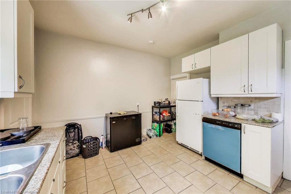 8 Madison Avenue, Hamilton, ON - Indoor Photo Showing Kitchen