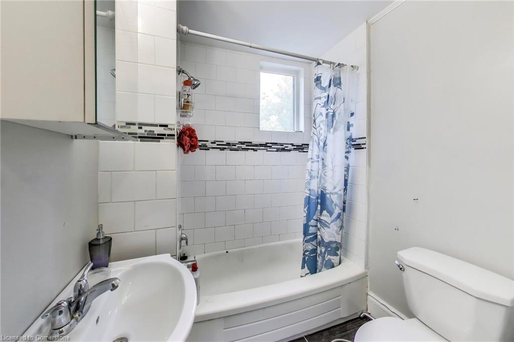8 Madison Avenue, Hamilton, ON - Indoor Photo Showing Bathroom