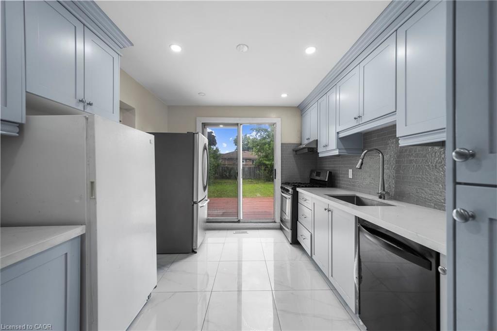 24 Fallingdale Crescent, Brampton, ON - Indoor Photo Showing Kitchen