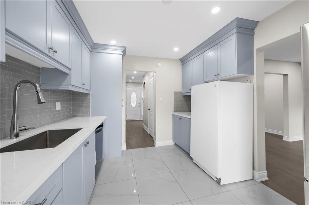 24 Fallingdale Crescent, Brampton, ON - Indoor Photo Showing Kitchen