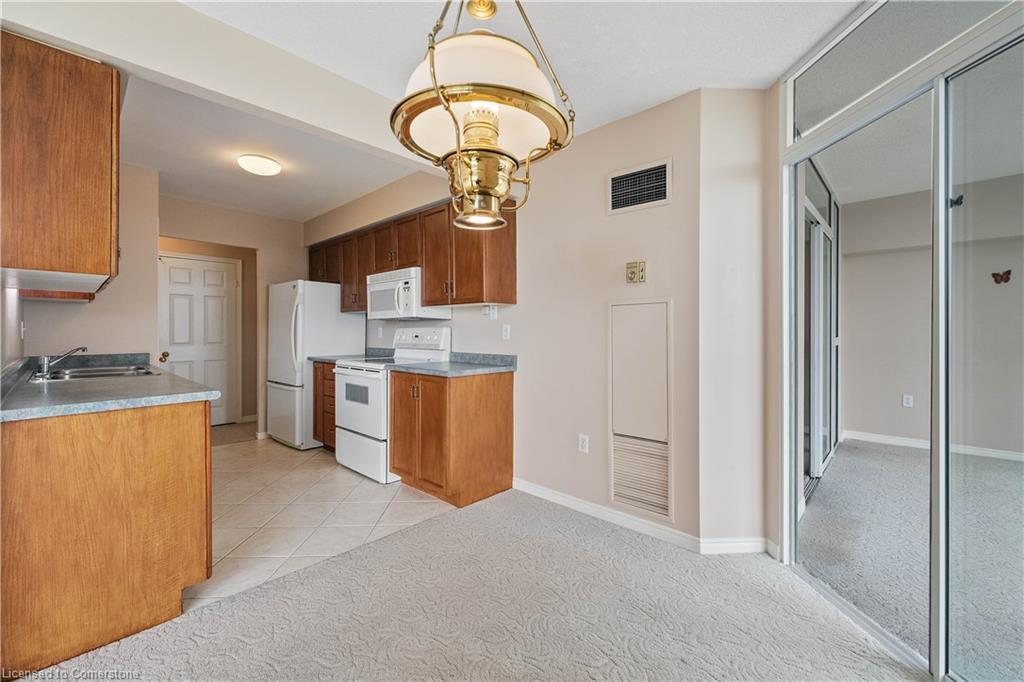 605-162 Martindale Road, St. Catharines, ON - Indoor Photo Showing Kitchen