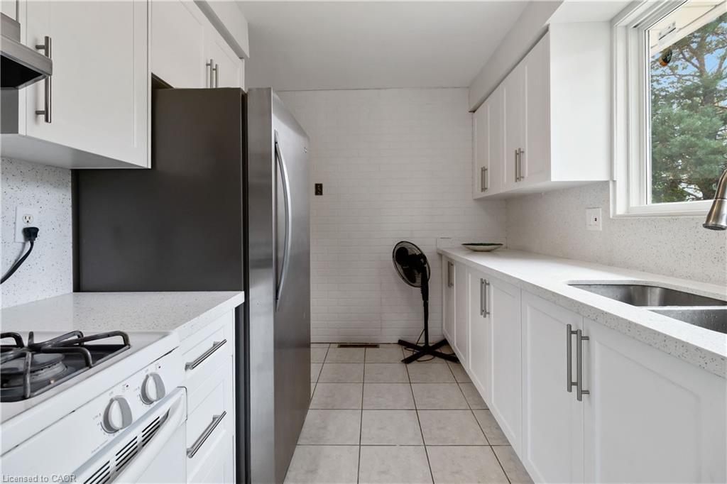 6 Equestrian Court, Brantford, ON - Indoor Photo Showing Kitchen