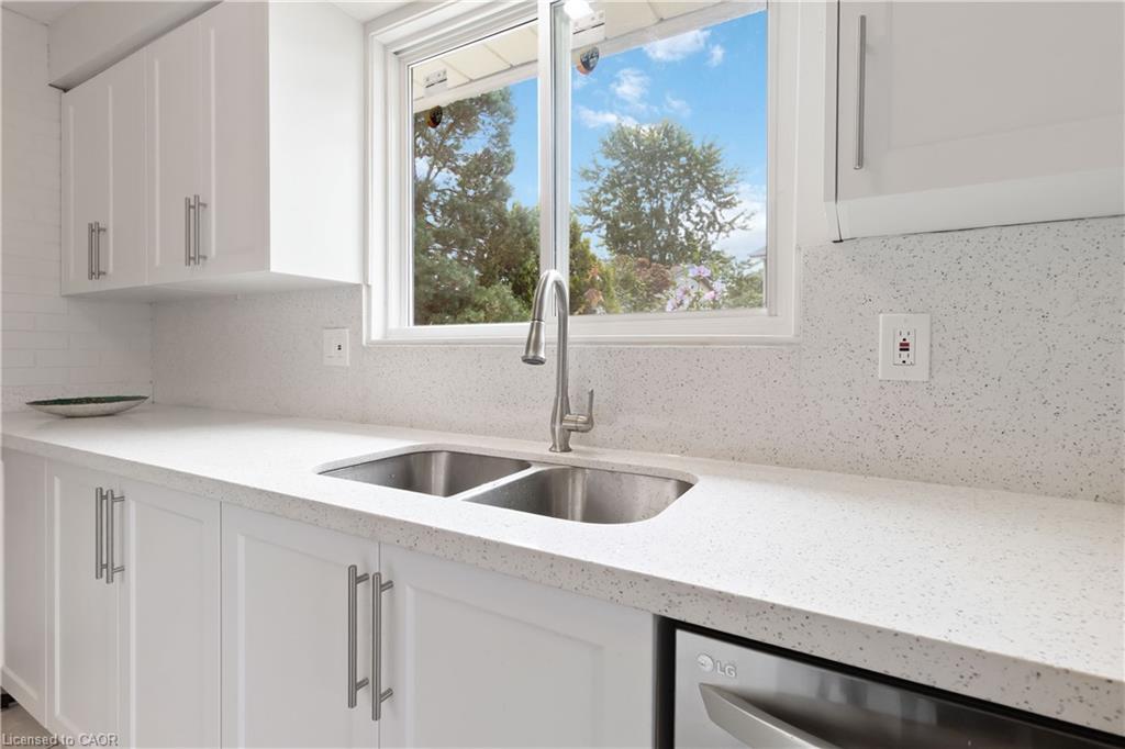 6 Equestrian Court, Brantford, ON - Indoor Photo Showing Kitchen With Double Sink