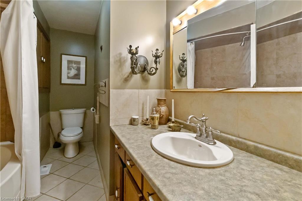 6 Equestrian Court, Brantford, ON - Indoor Photo Showing Bathroom