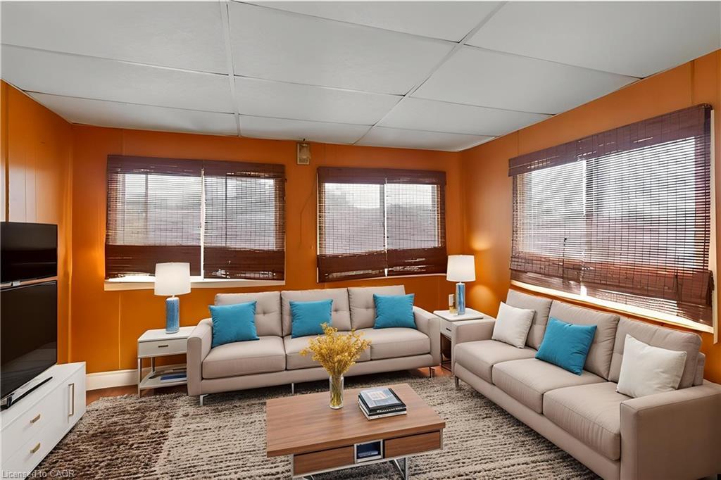 6 Equestrian Court, Brantford, ON - Indoor Photo Showing Living Room