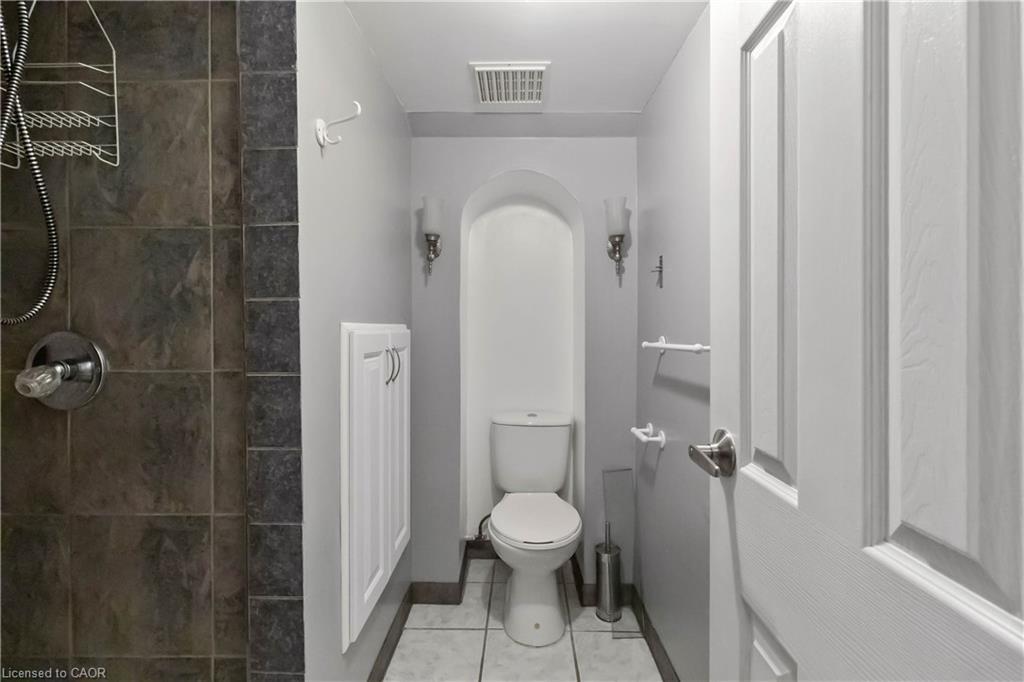 6 Equestrian Court, Brantford, ON - Indoor Photo Showing Bathroom