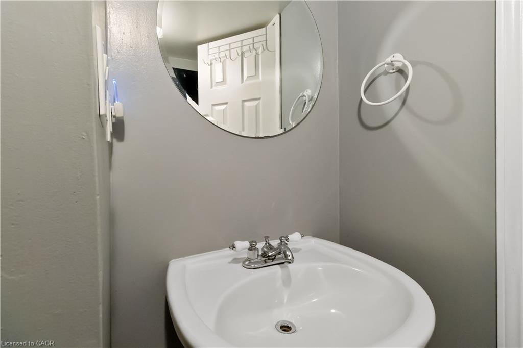 6 Equestrian Court, Brantford, ON - Indoor Photo Showing Bathroom