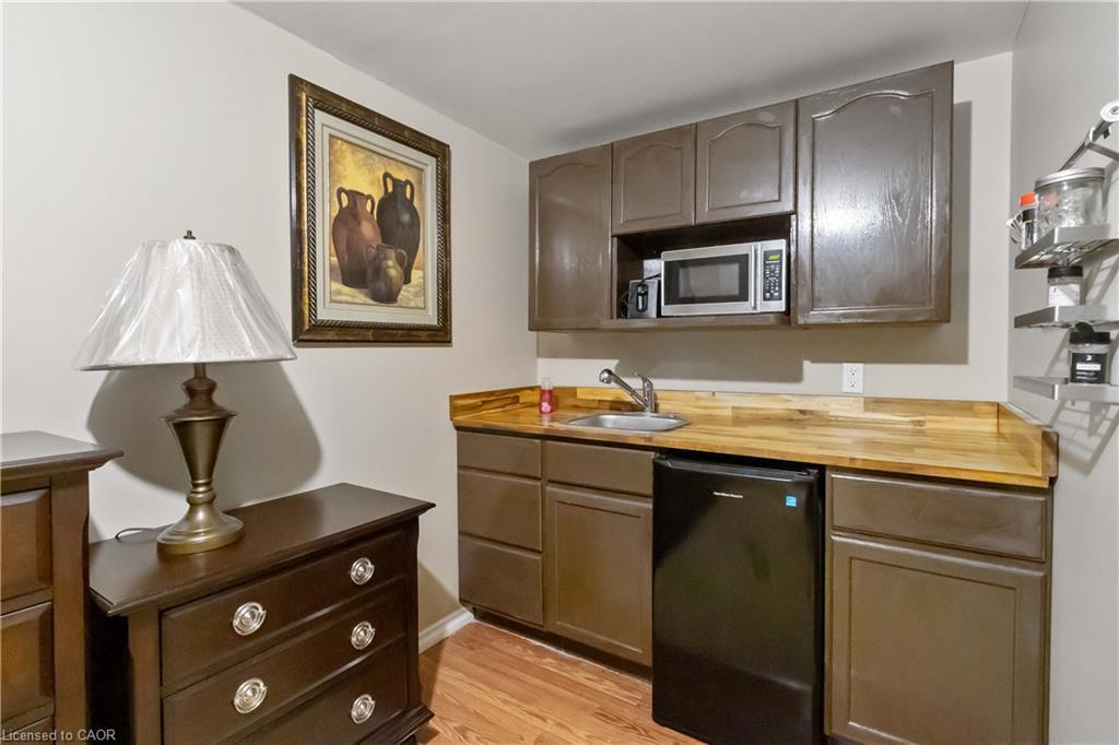 6 Equestrian Court, Brantford, ON - Indoor Photo Showing Kitchen