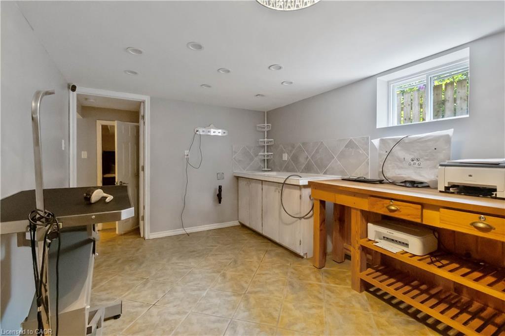 6 Equestrian Court, Brantford, ON - Indoor