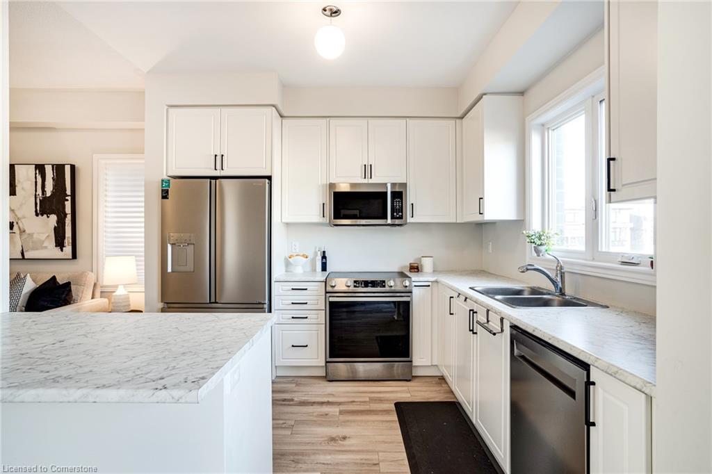 26 Bentgrass Drive, Welland, ON - Indoor Photo Showing Kitchen With Double Sink With Upgraded Kitchen