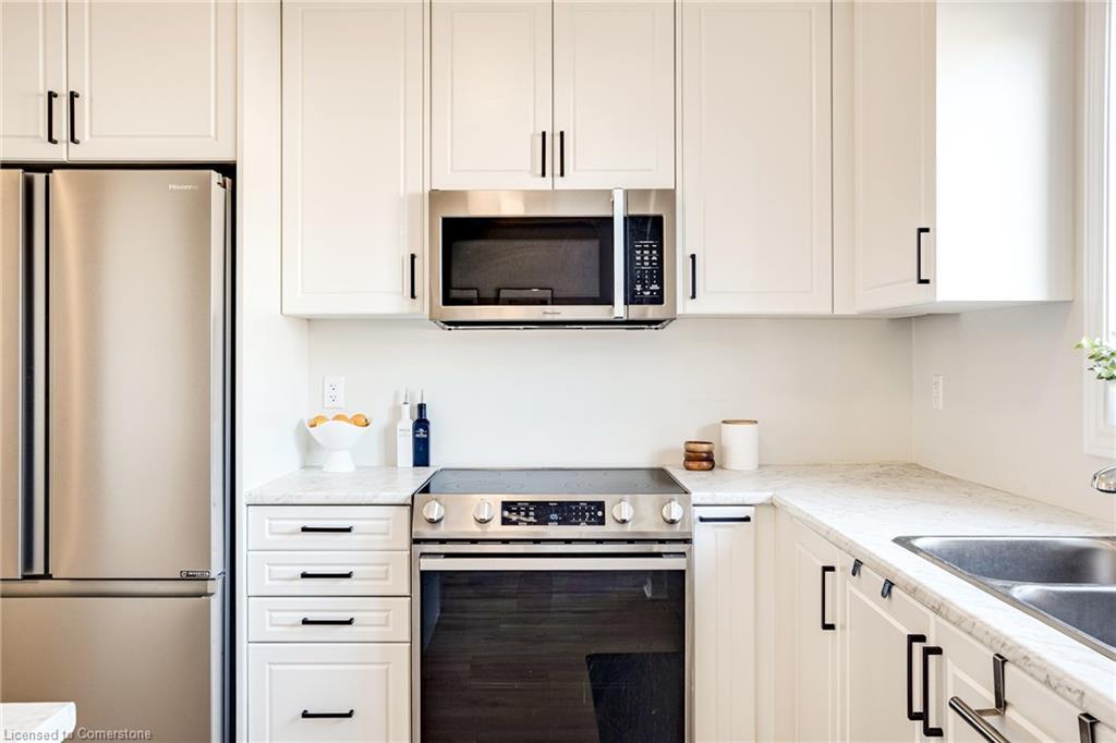 26 Bentgrass Drive, Welland, ON - Indoor Photo Showing Kitchen With Double Sink