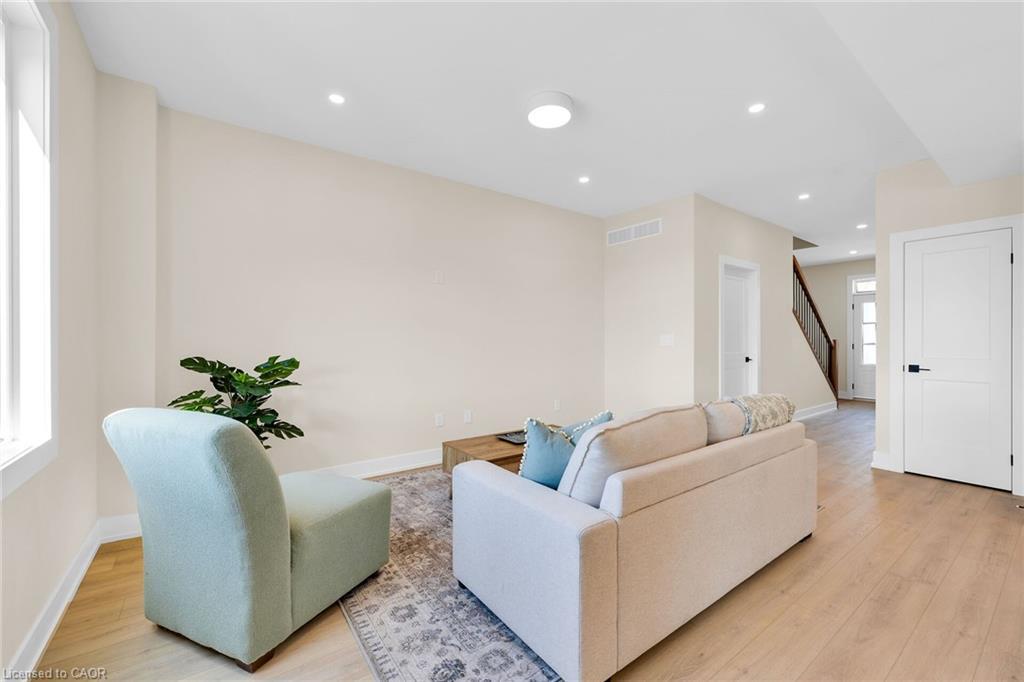 160 Craddock Boulevard, Jarvis, ON - Indoor Photo Showing Living Room