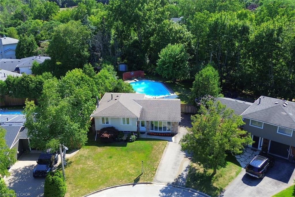 552 Hull Court, Burlington, ON - Outdoor With In Ground Pool