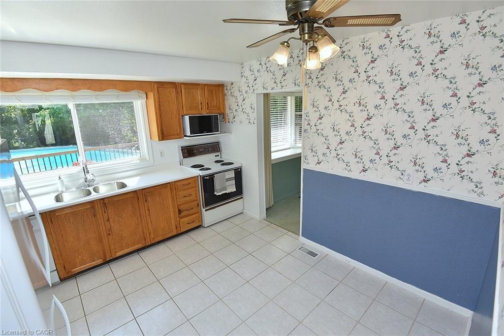 552 Hull Court, Burlington, ON - Indoor Photo Showing Kitchen With Double Sink